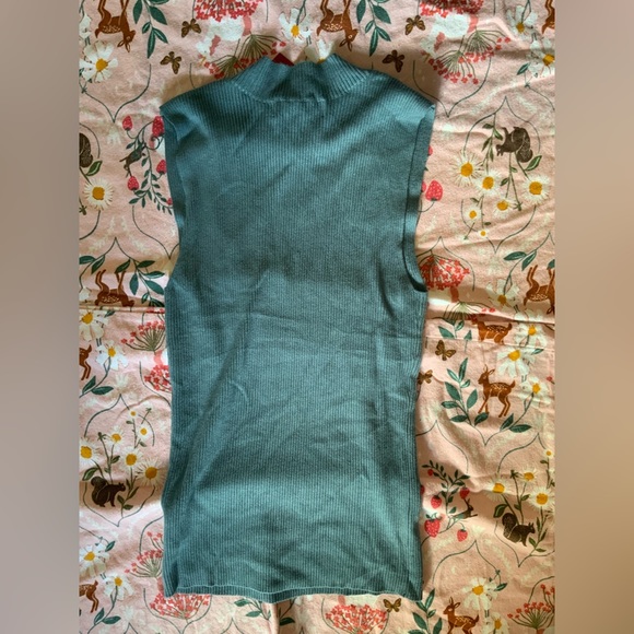 blue / teal guess tank top with cutouts on chest - Picture 4 of 5